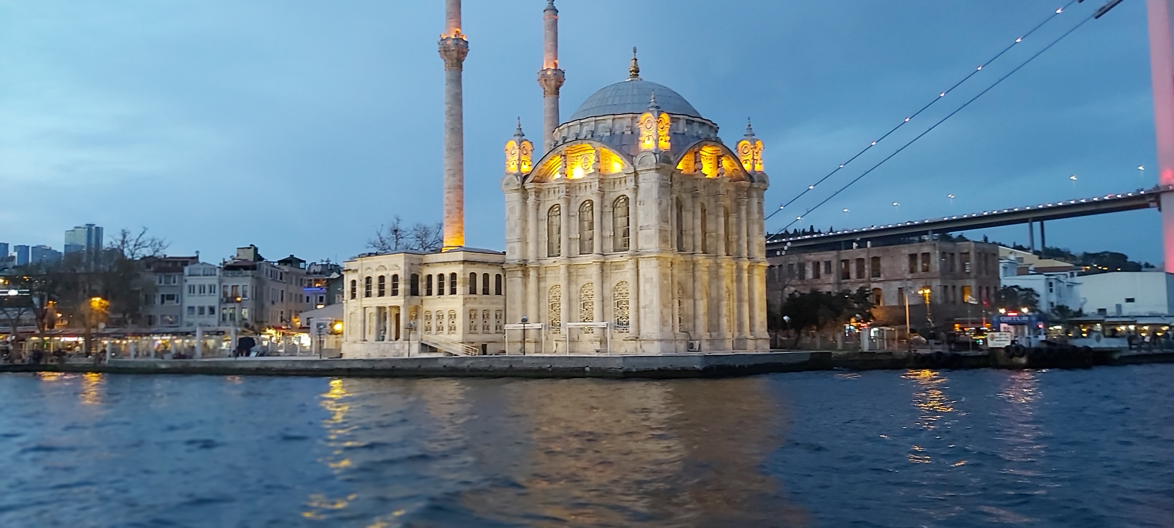 La mezquita de Ortaköy junto al Bósforo, con el puente detrás